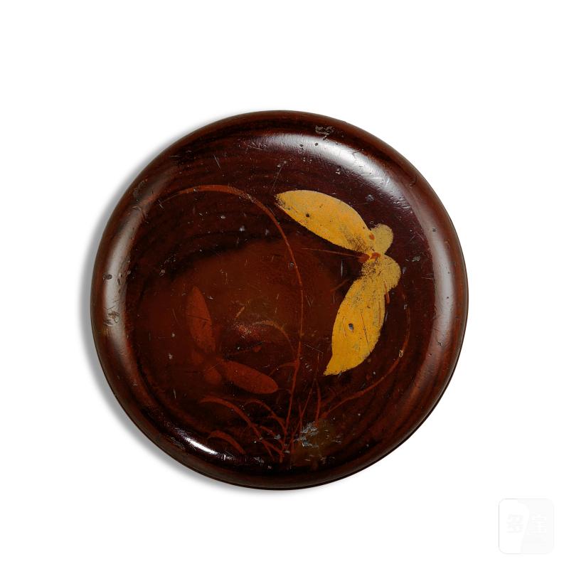 A small gilt-decorated lacquer 'butterfly' box and cover, Qing dynasty | 清 金彩蝴蝶紋漆蓋盒 - 图2